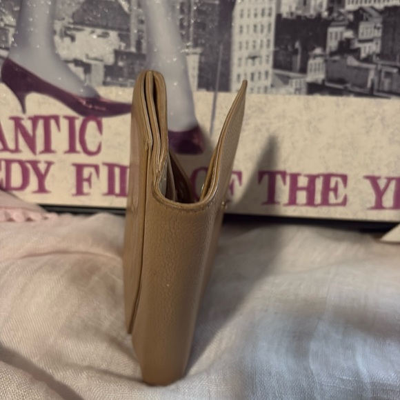 CHANEL CC Logo cream Caviar Skin Bifold Wallet - Picture 4 of 11